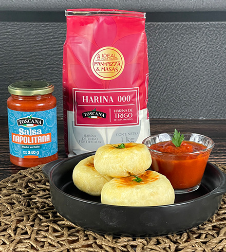 Tortillas rellenas con salsa napolitana