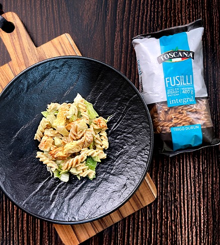 Ensalada César con fusilli integral
